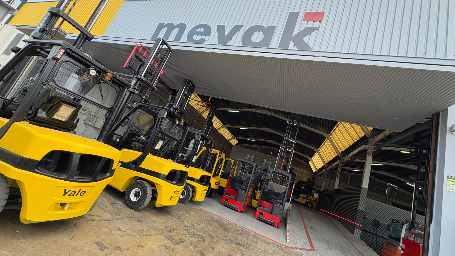 Ventajas de comprar carretillas elevadoras en Mevak Málaga