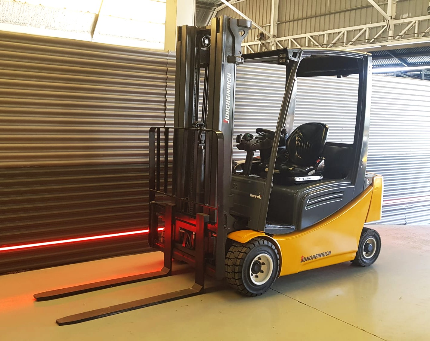 CARRETILLA ELEVADORA USADA JUNGHEINRICH BATERÍA 93% - Imagen 3