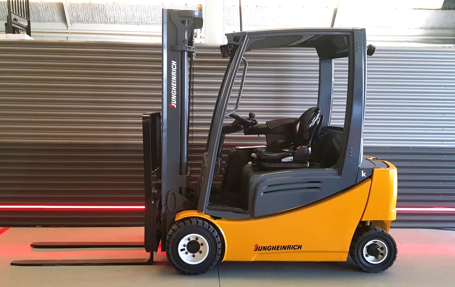 CARRETILLA ELEVADORA USADA JUNGHEINRICH BATERÍA 93% - Imagen 2