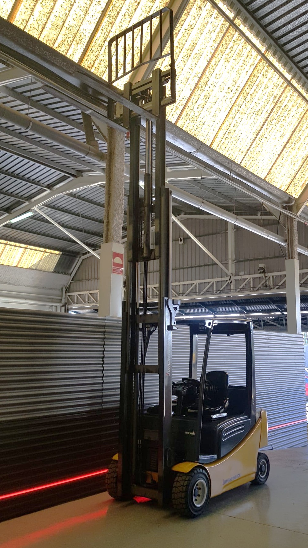 CARRETILLA ELEVADORA USADA JUNGHEINRICH BATERÍA 93% - Imagen 6