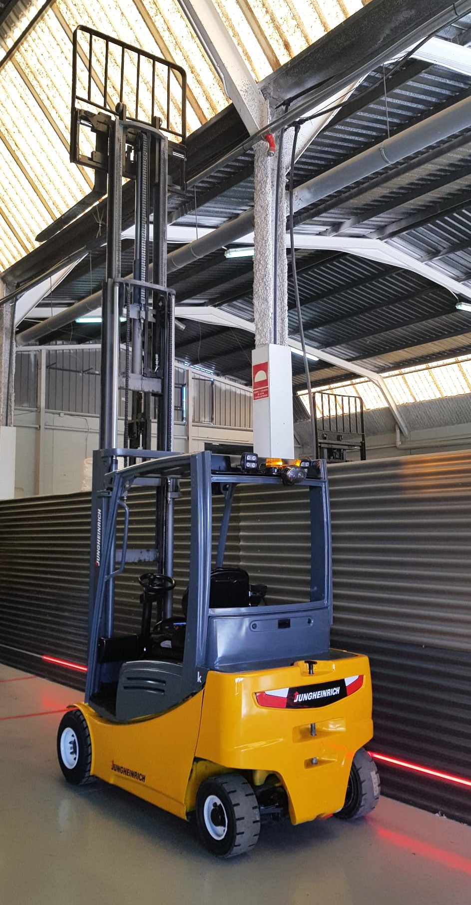 CARRETILLA ELEVADORA USADA JUNGHEINRICH BATERÍA 93% - Imagen 5