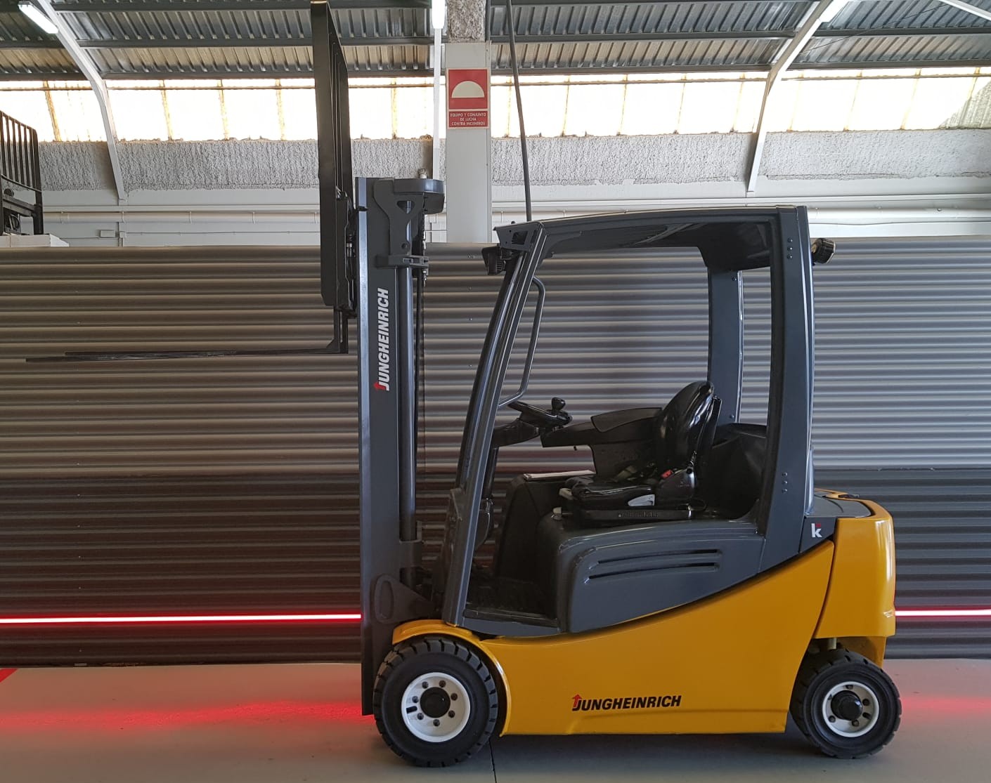 CARRETILLA ELEVADORA USADA JUNGHEINRICH BATERÍA 93% - Imagen 4