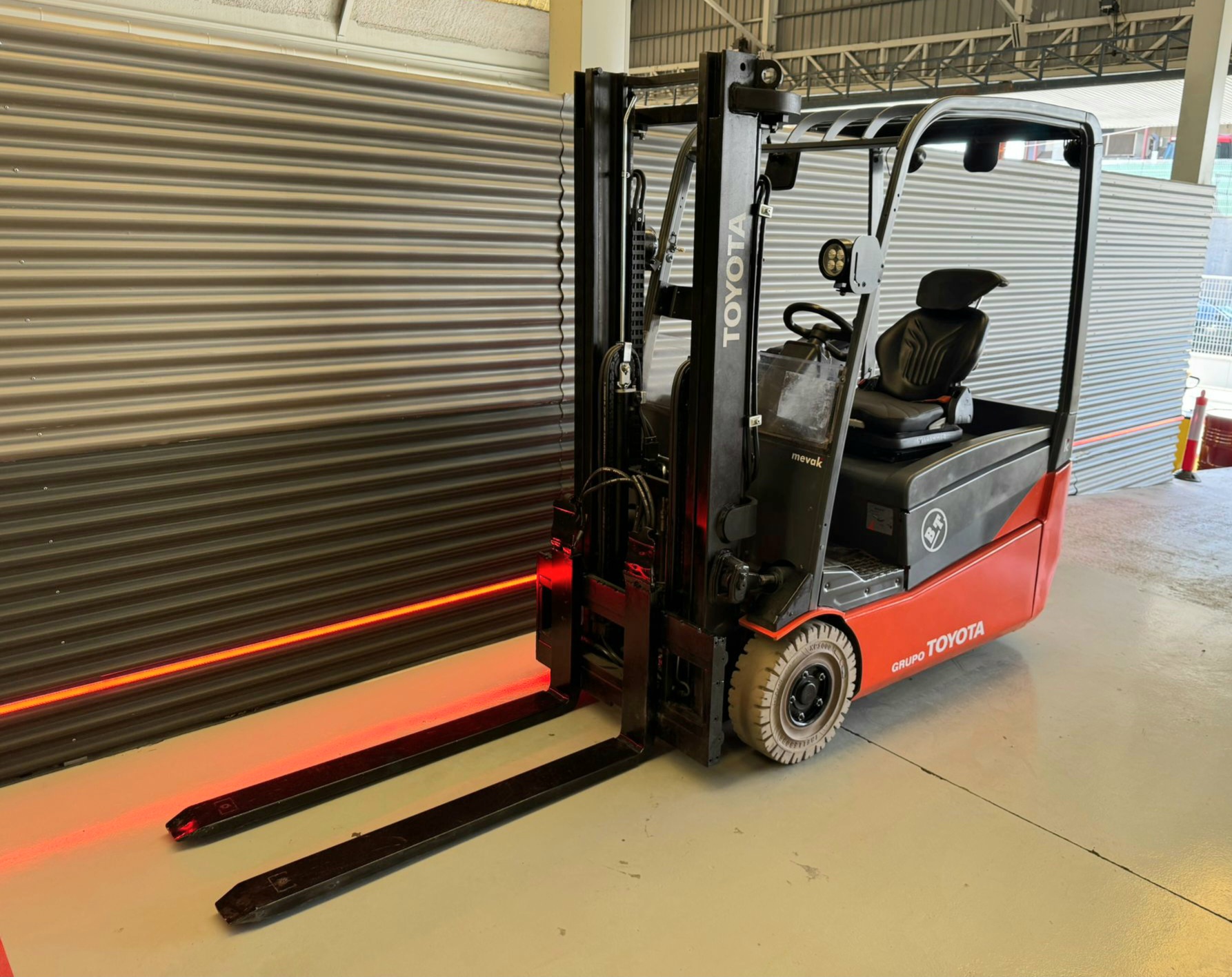 CARRETILLA ELEVADORA OCASIÓN BT BATERÍA NUEVA - Imagen 2