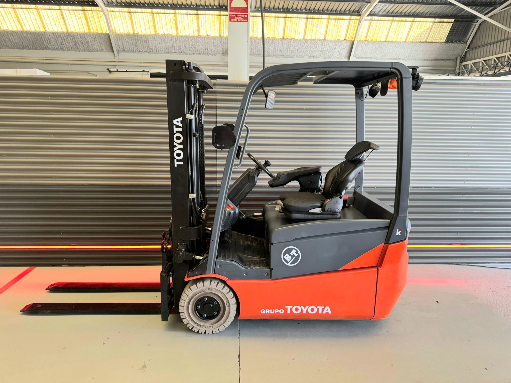 CARRETILLA ELEVADORA OCASIÓN BT BATERÍA NUEVA - Imagen 3