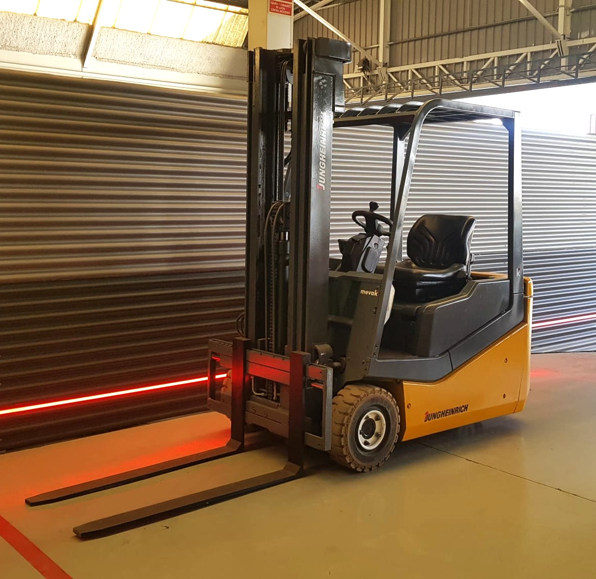 CARRETILLA ELEVADORA OCASION JUNGHEINRICH BATERIA NUEVA - Imagen 2