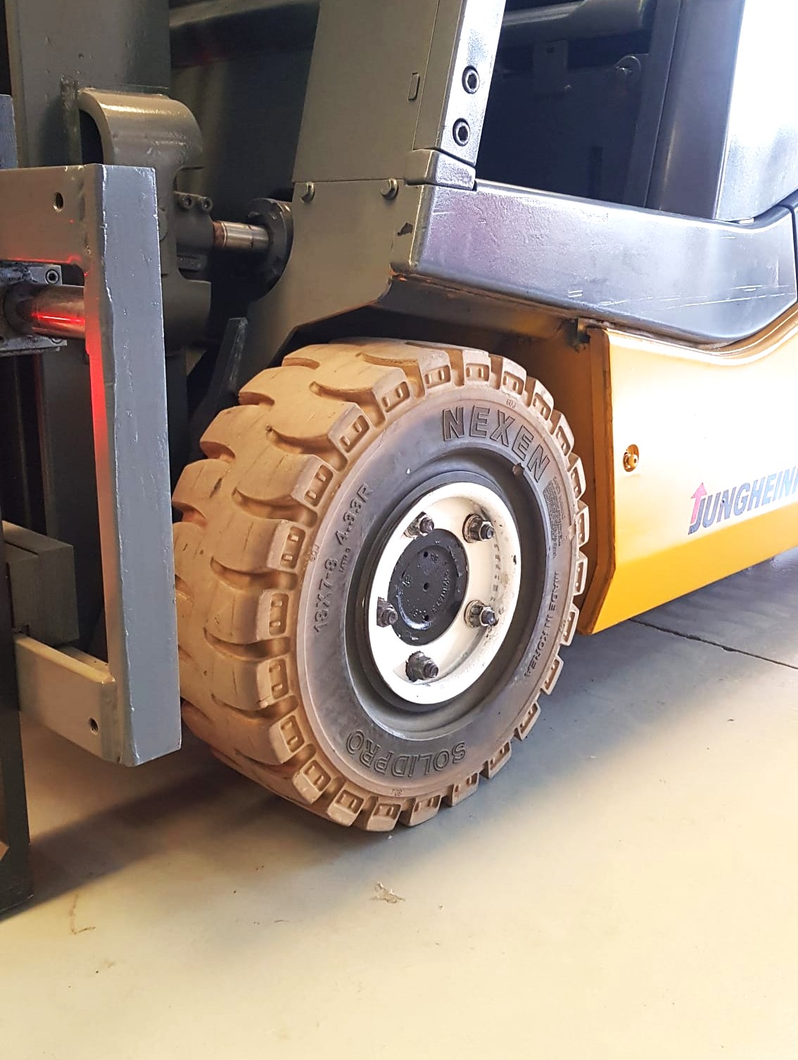 CARRETILLA ELEVADORA OCASION JUNGHEINRICH BATERIA NUEVA - Imagen 7