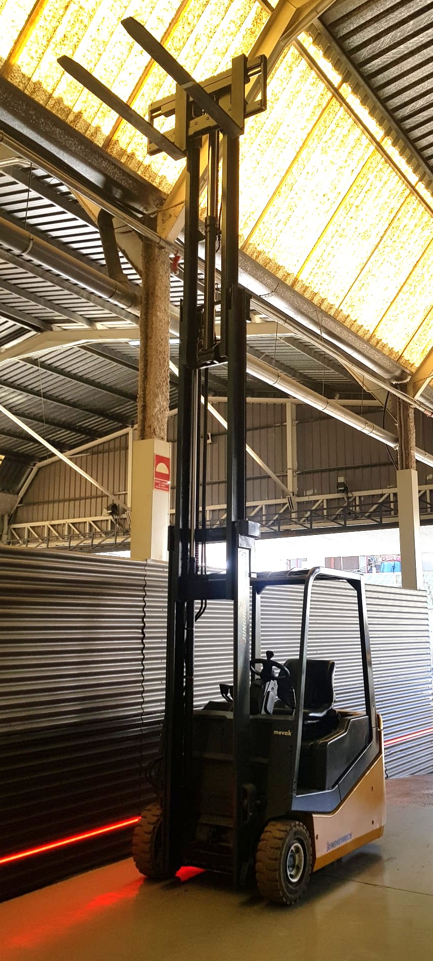 CARRETILLA ELEVADORA OCASION JUNGHEINRICH BATERIA NUEVA - Imagen 5