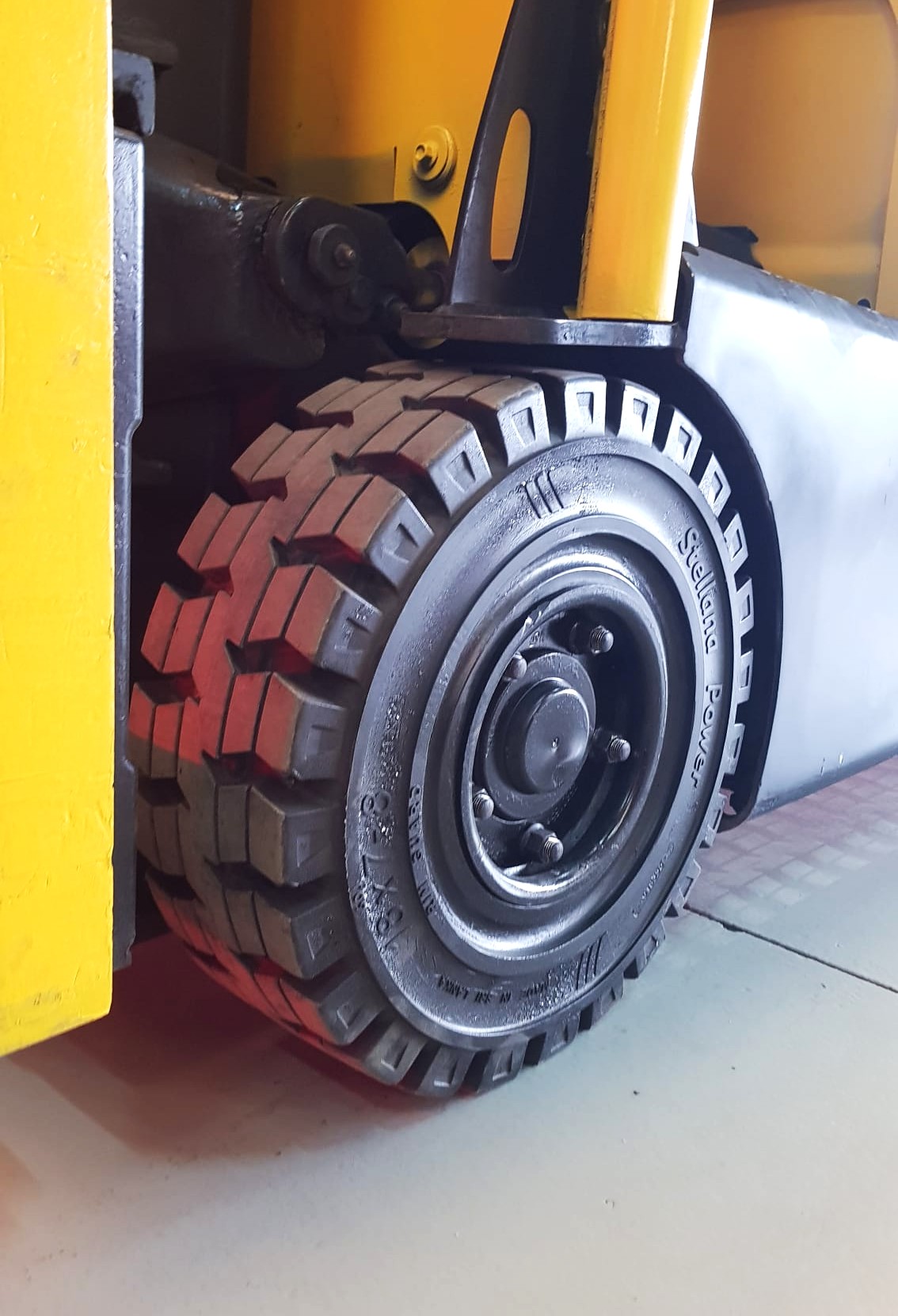 CARRETILLA ELEVADORA USADA HYSTER BATERIA 91% - Imagen 4