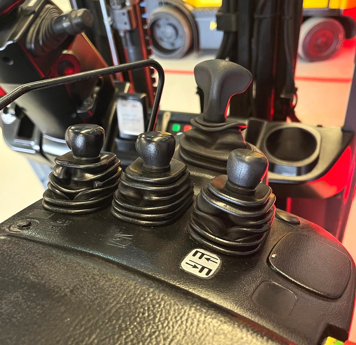 CARRETILLA ELEVADORA USADA TOYOTA BATERÍA NUEVA - Imagen 7