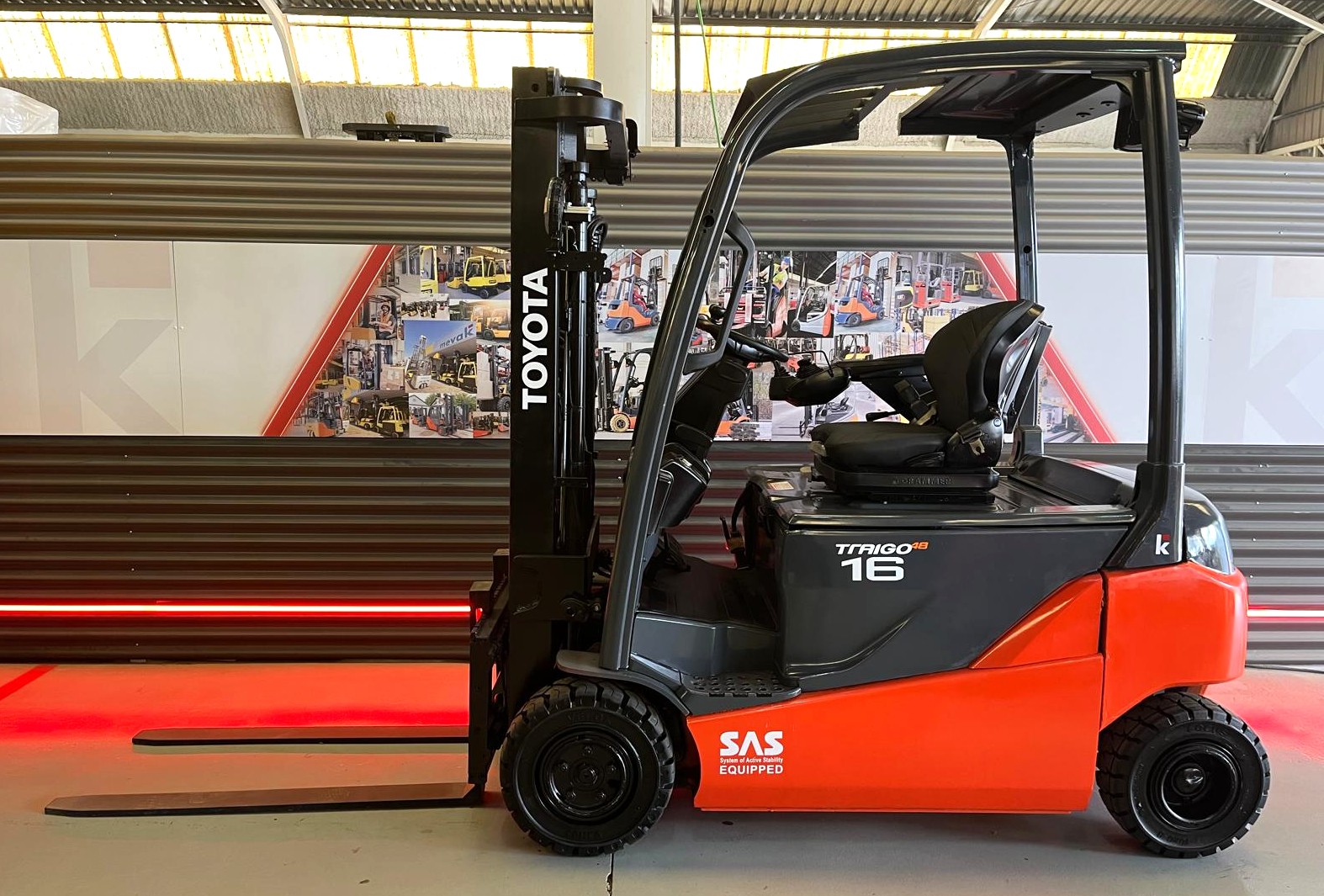 CARRETILLA ELEVADORA USADA TOYOTA BATERÍA NUEVA - Imagen 2