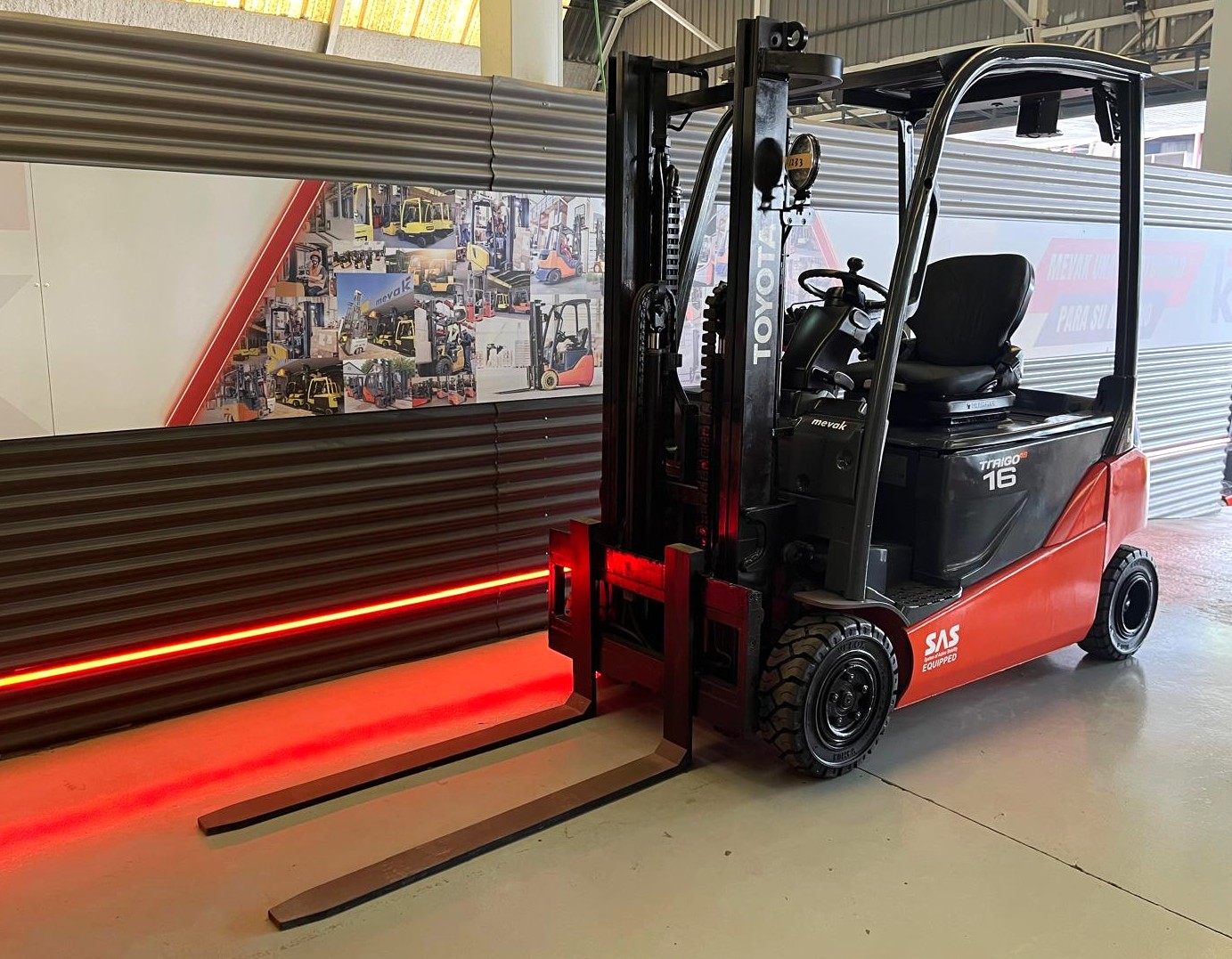 CARRETILLA ELEVADORA USADA TOYOTA BATERÍA NUEVA - Imagen 3