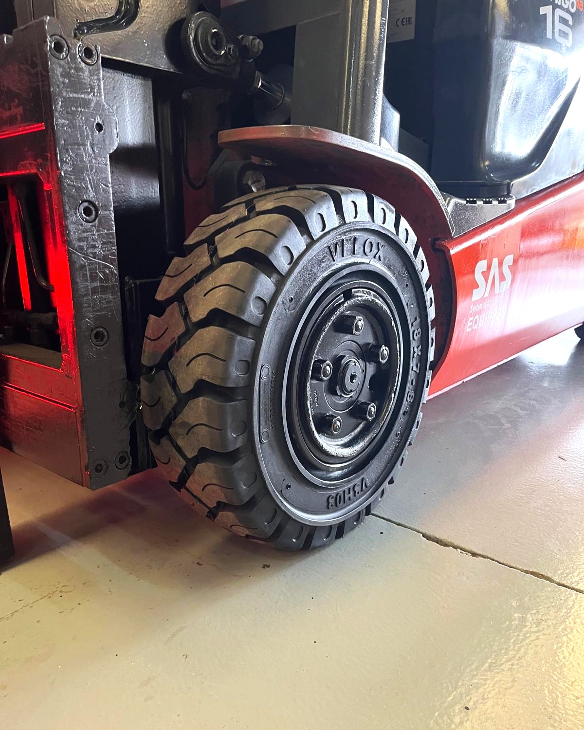 CARRETILLA ELEVADORA USADA TOYOTA BATERÍA NUEVA - Imagen 9