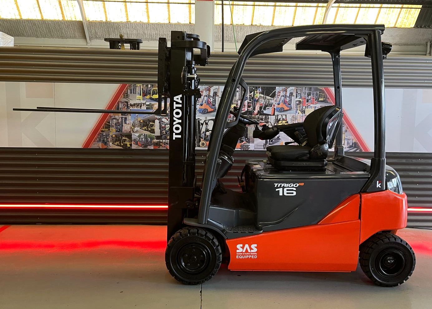 CARRETILLA ELEVADORA USADA TOYOTA BATERÍA NUEVA - Imagen 4