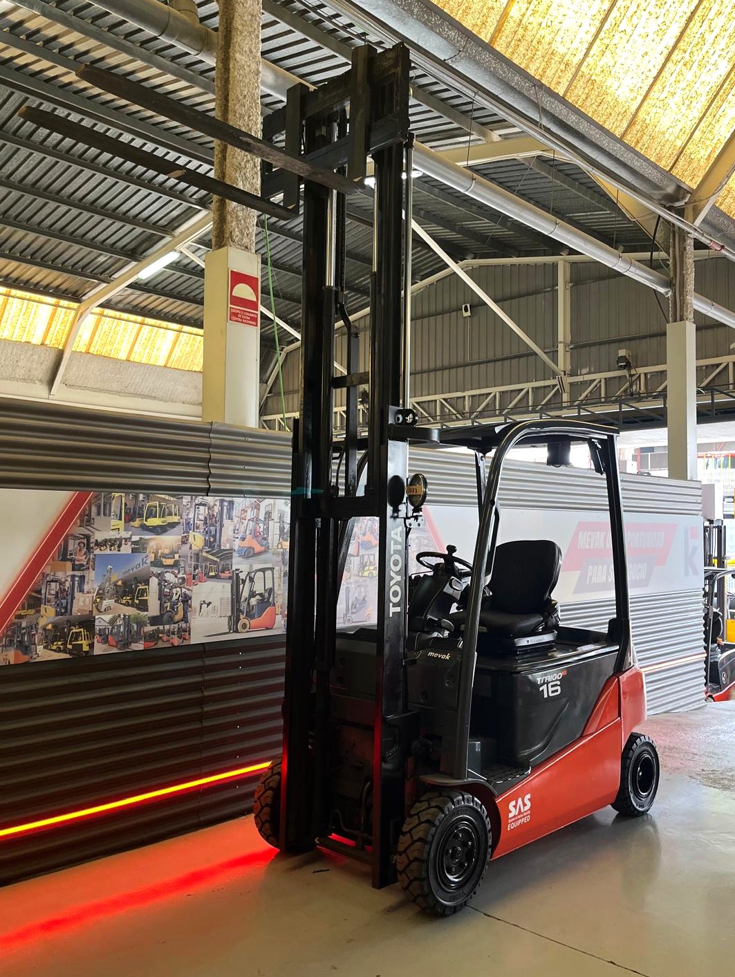 CARRETILLA ELEVADORA USADA TOYOTA BATERÍA NUEVA - Imagen 6