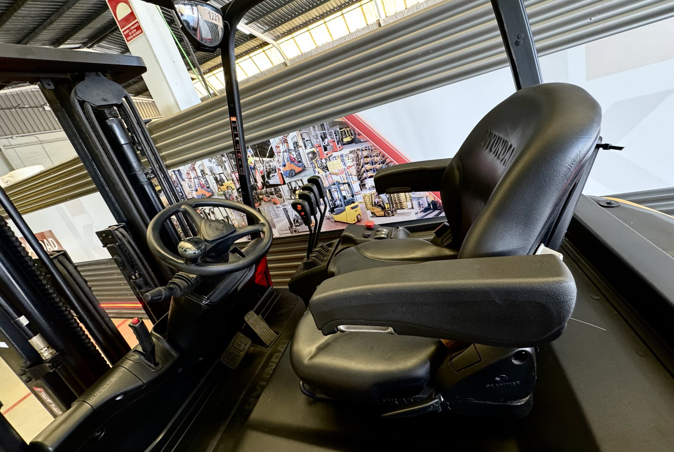 CARRETILLA ELEVADORA USADA HYUNDAI BATERIA NUEVA - Imagen 8