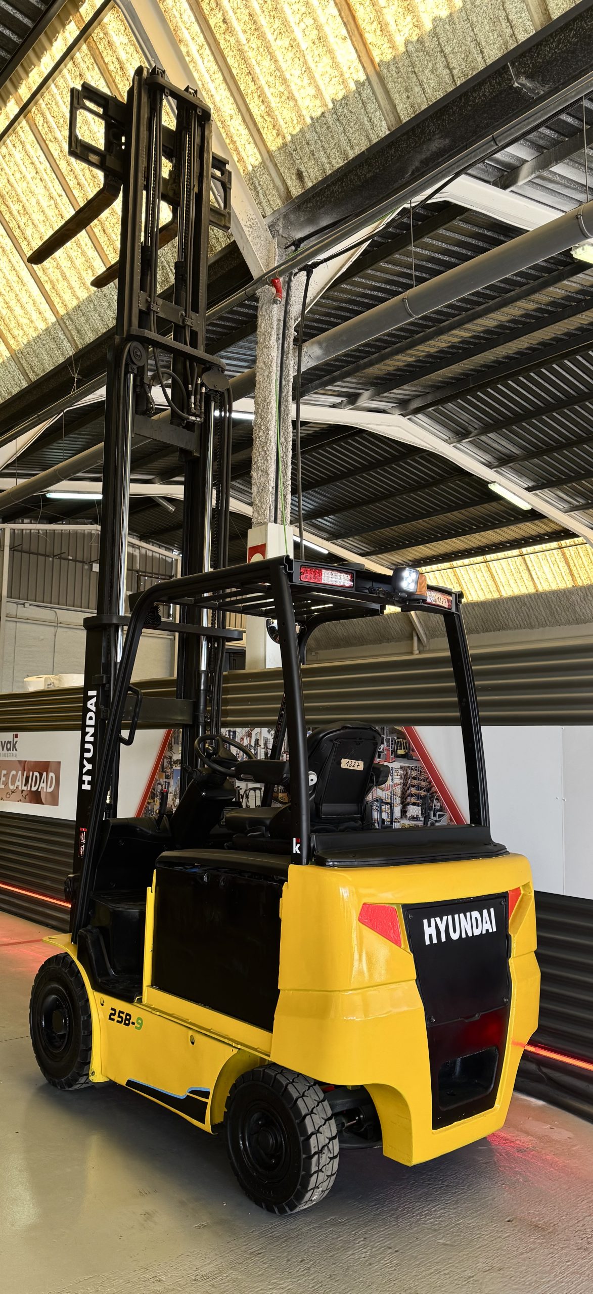 CARRETILLA ELEVADORA USADA HYUNDAI BATERIA NUEVA - Imagen 5