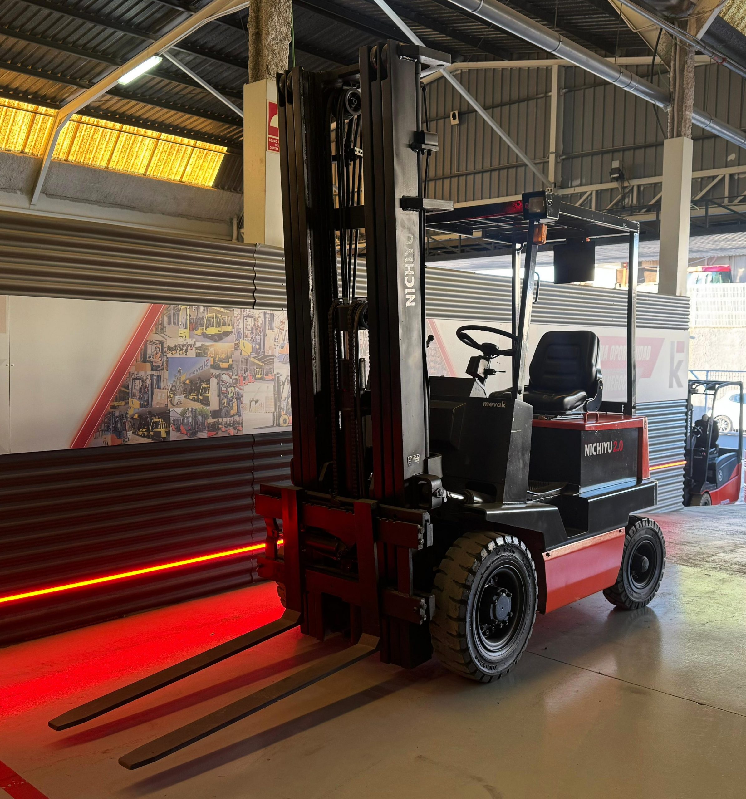 CARRETILLA ELEVADORA USADA NICHIYU BATERIA NUEVA - Imagen 3