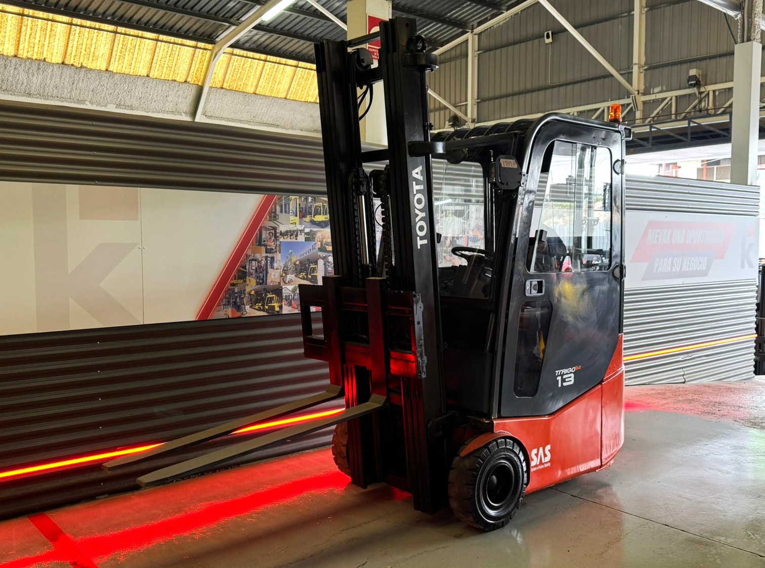 CARRETILLA ELEVADORA USADA TOYOTA BATERIA 89% VERIFICADA POR LEVATIO - Imagen 3