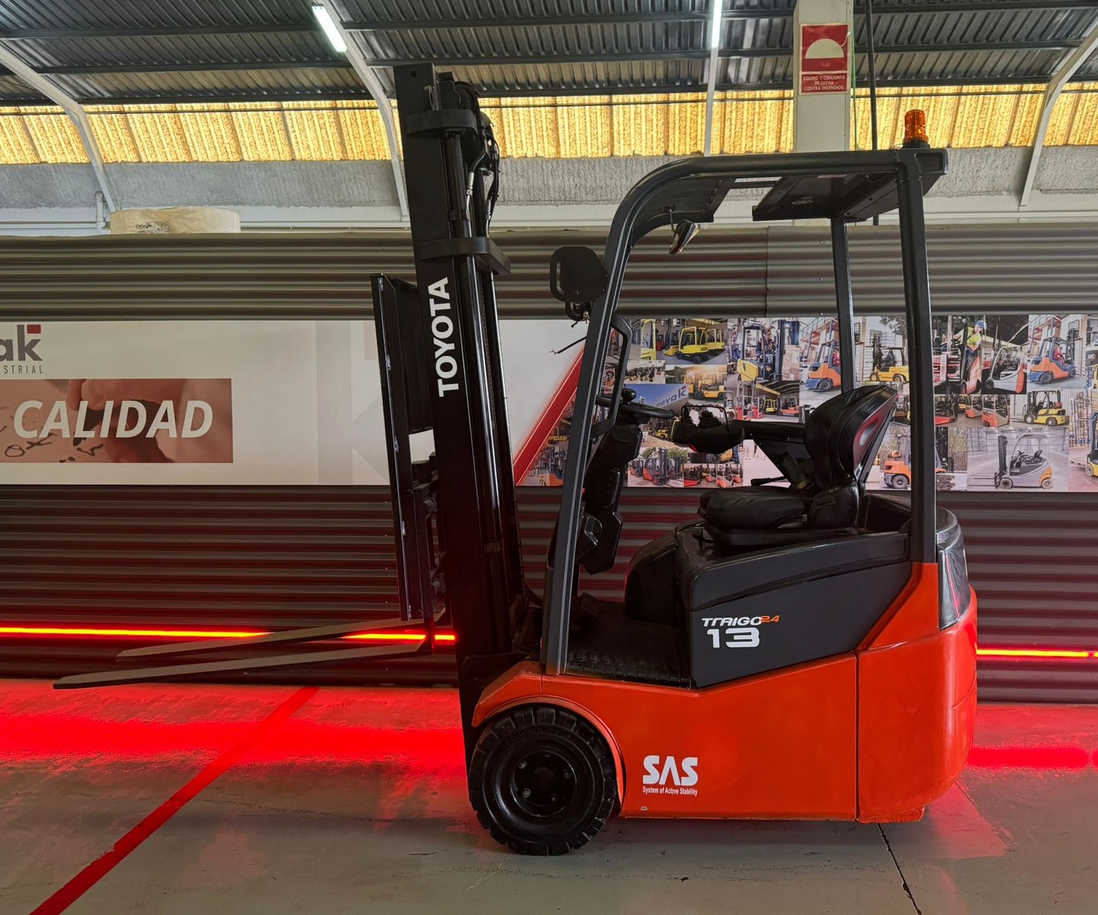 CARRETILLA ELEVADORA OCASION TOYOTA BATERIA 89% - Imagen 3