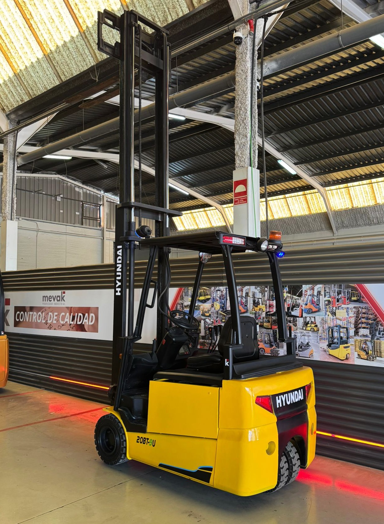 CARRETILLA ELEVADORA USADA HYUNDAI 2000 KG - Imagen 5