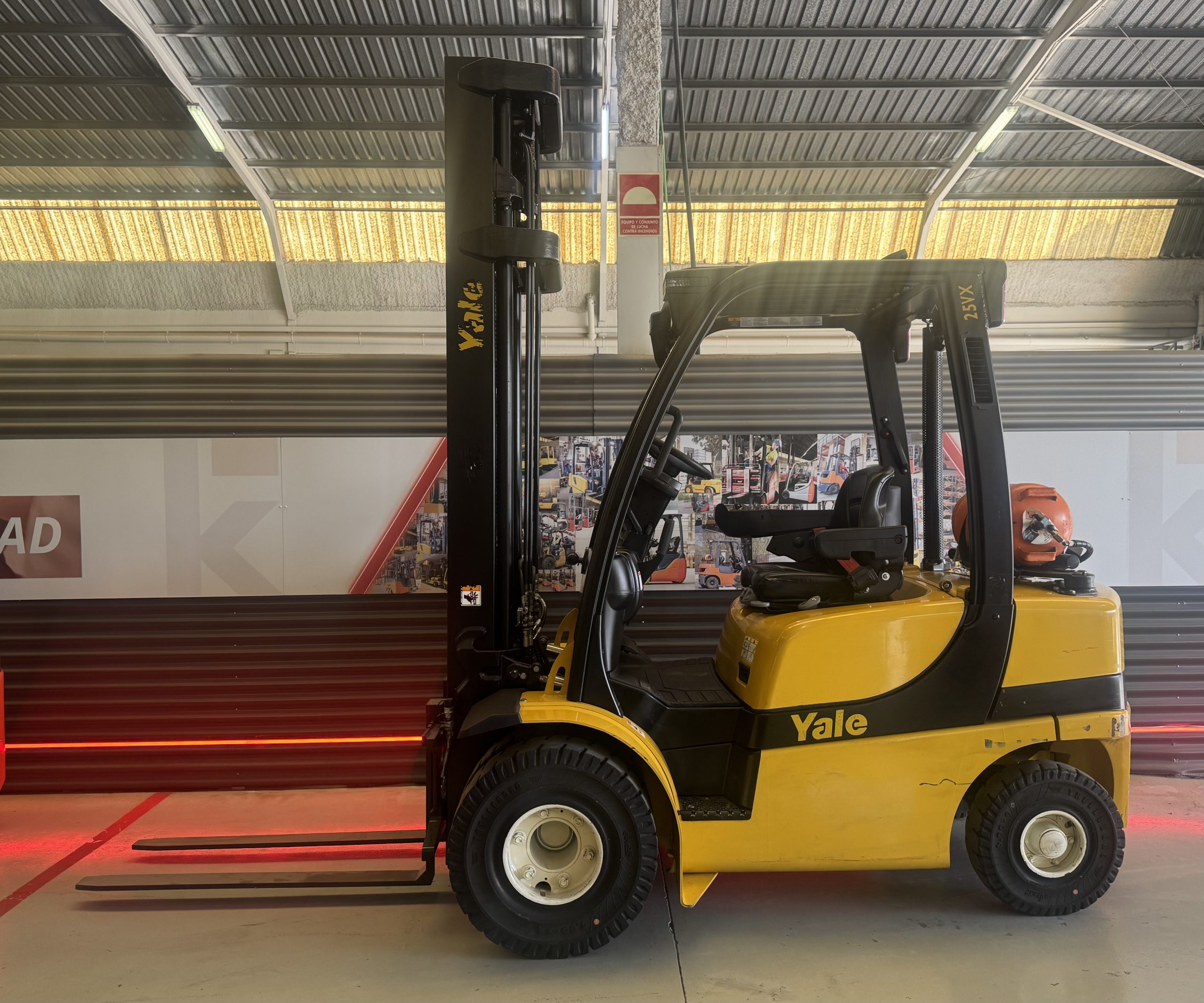 CARRETILLA ELEVADORA USADA GAS YALE - Imagen 2