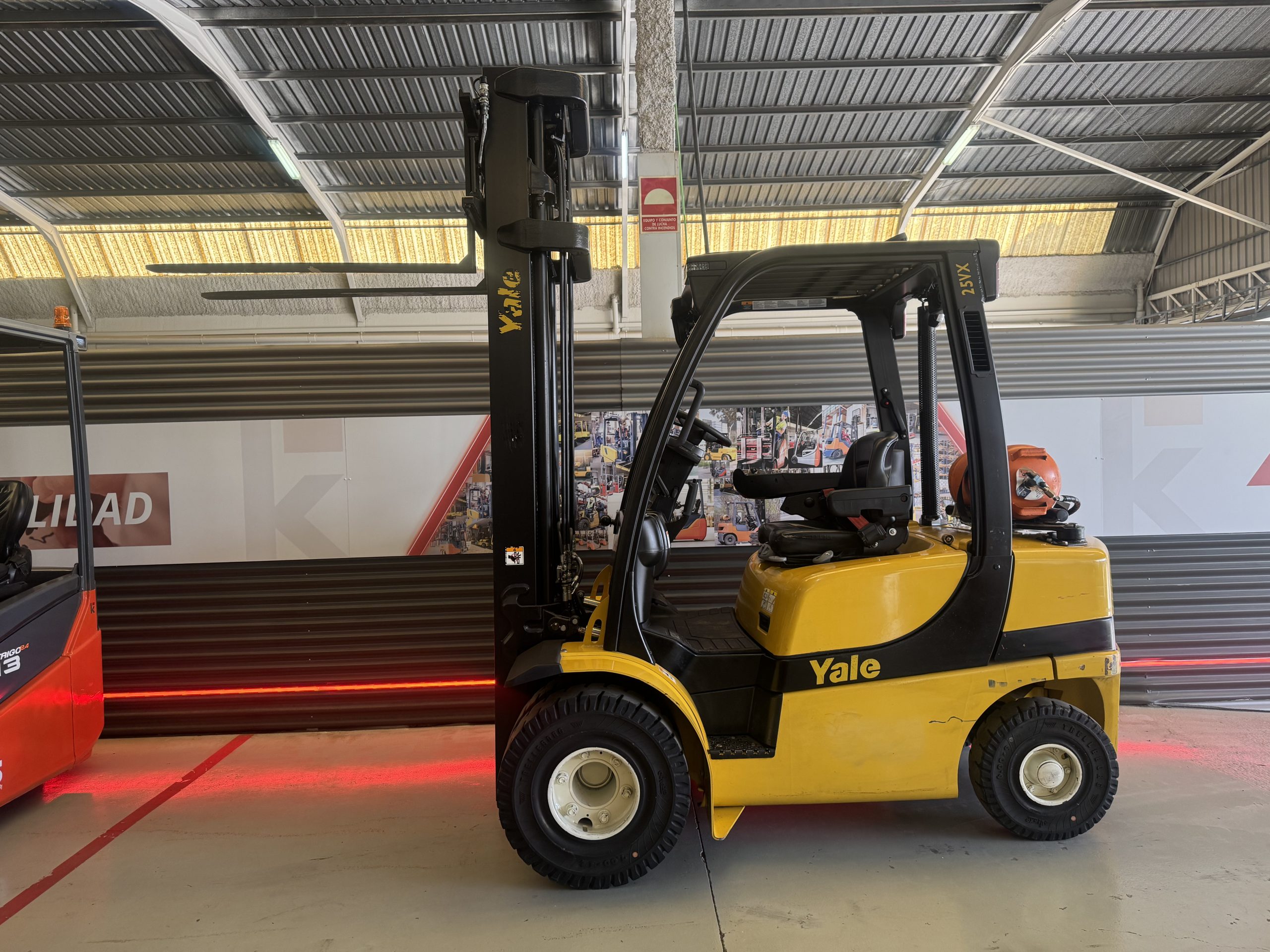 CARRETILLA ELEVADORA USADA GAS YALE - Imagen 3