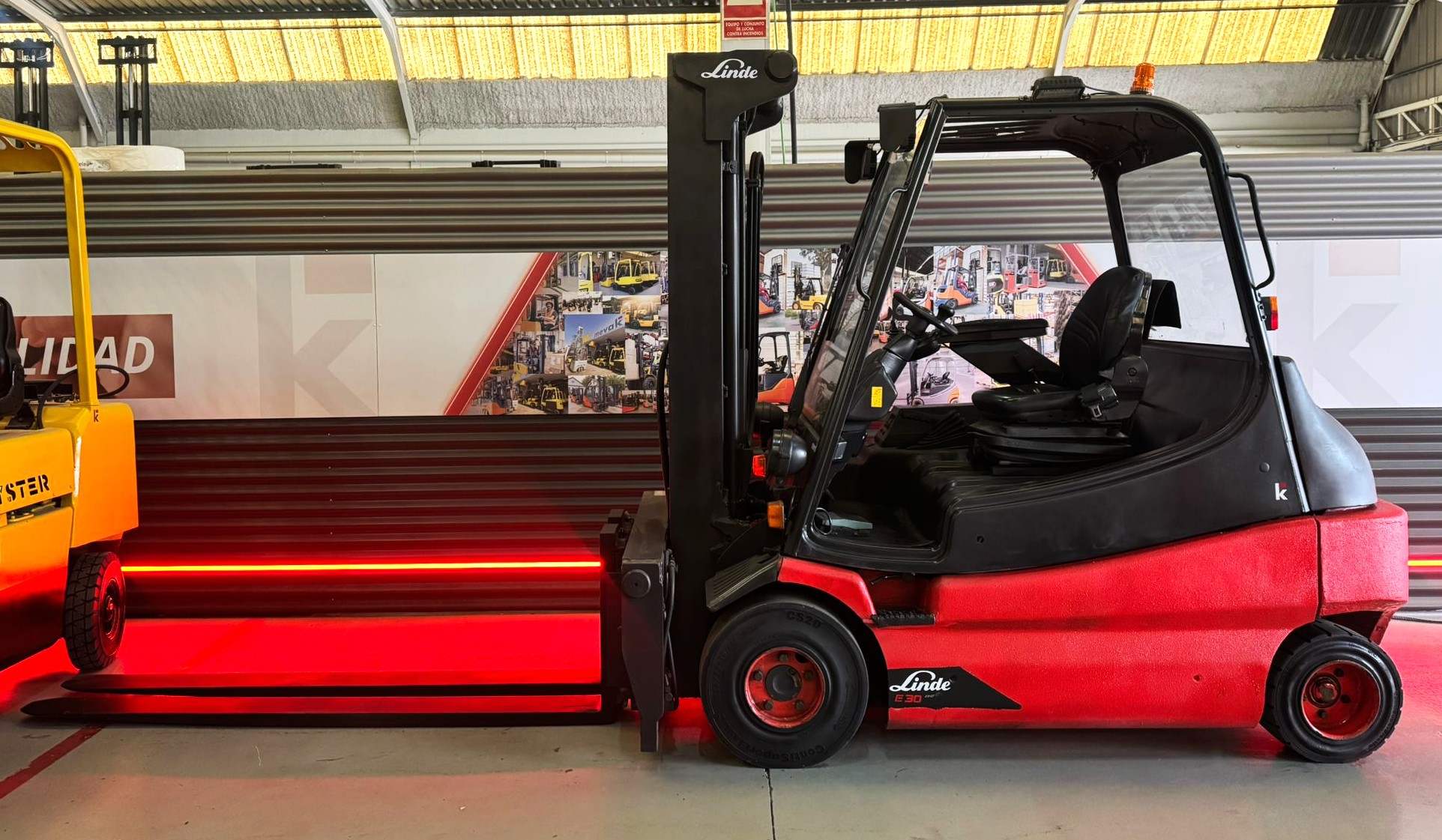 CARRETILLA ELEVADORA USADA LINDE BATERIA 95% VERIFICADA POR LEVATIO - Imagen 3