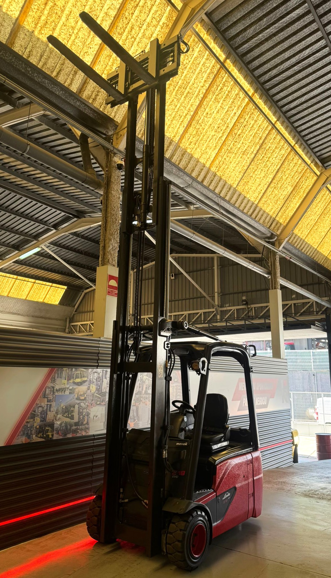 CARRETILLA ELEVADORA USADA LINDE BATERÍA 95% VERIFICADA POR LEVATIO - Imagen 5