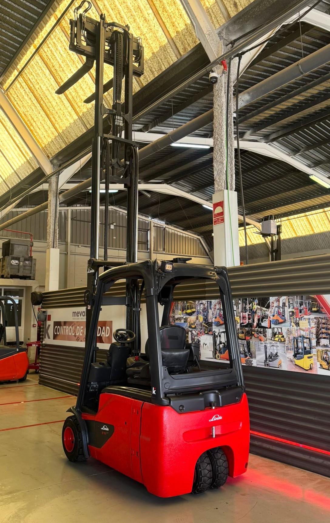 CARRETILLA ELEVADORA USADA LINDE BATERÍA 95% VERIFICADA POR LEVATIO - Imagen 6