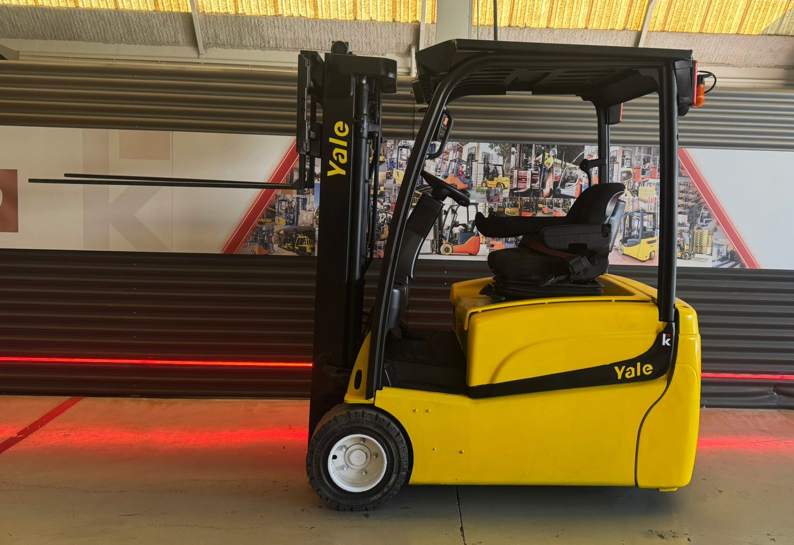 CARRETILLA ELEVADORA USADA YALE BATERÍA 92% - Imagen 2