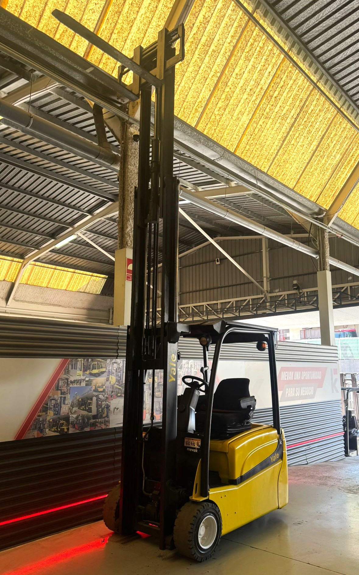 CARRETILLA ELEVADORA USADA YALE BATERÍA 92% - Imagen 5