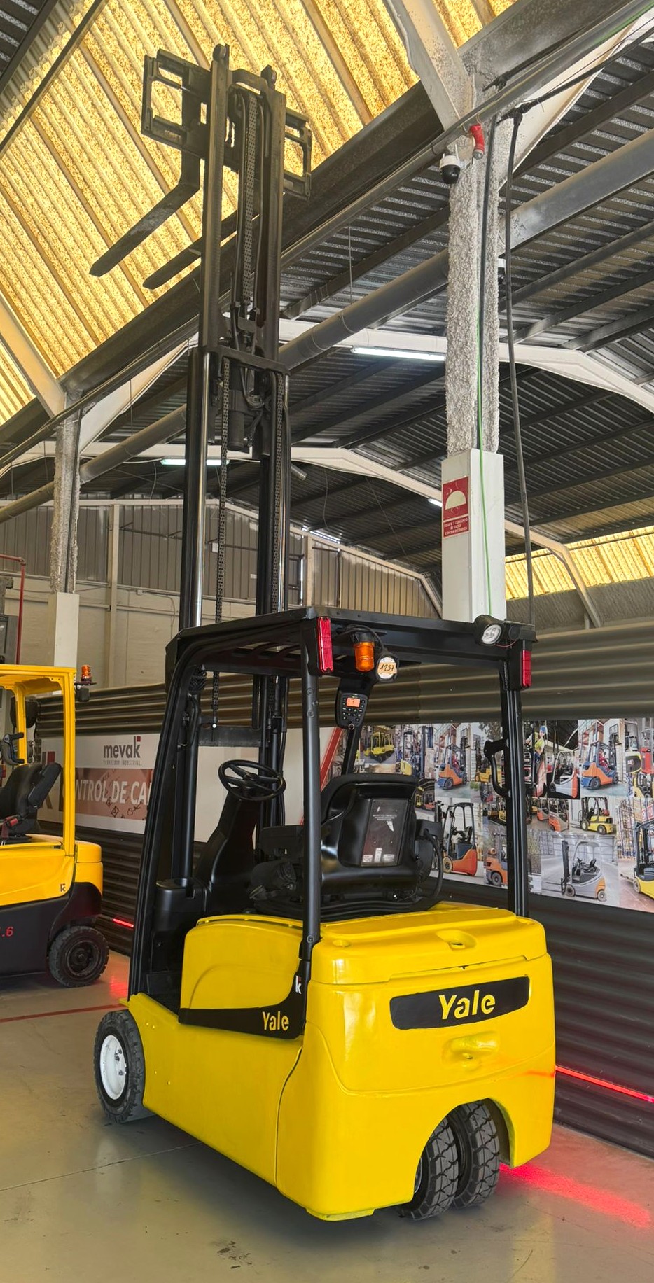 CARRETILLA ELEVADORA USADA YALE BATERÍA 92% - Imagen 6