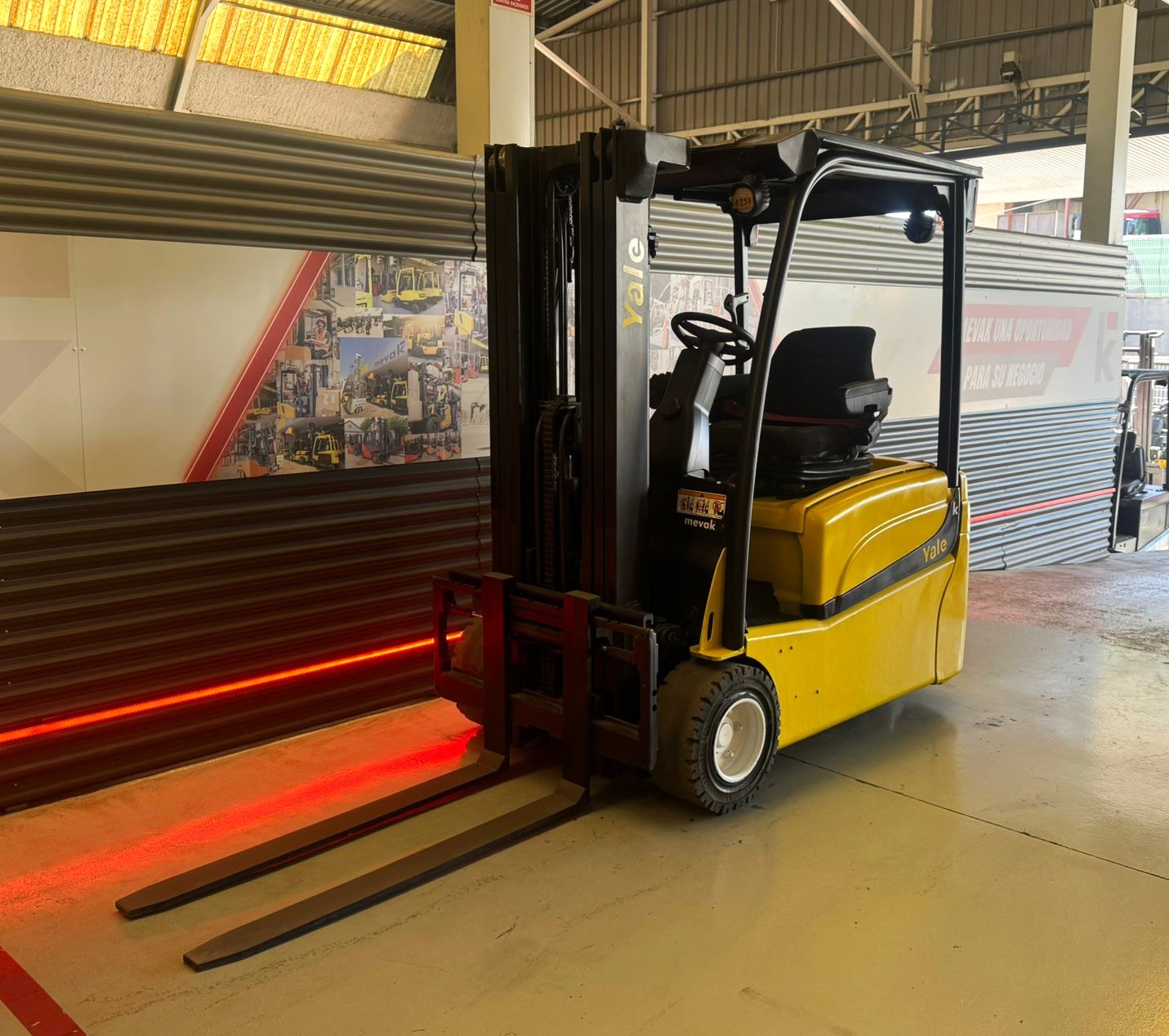CARRETILLA ELEVADORA USADA YALE BATERÍA 92% - Imagen 4