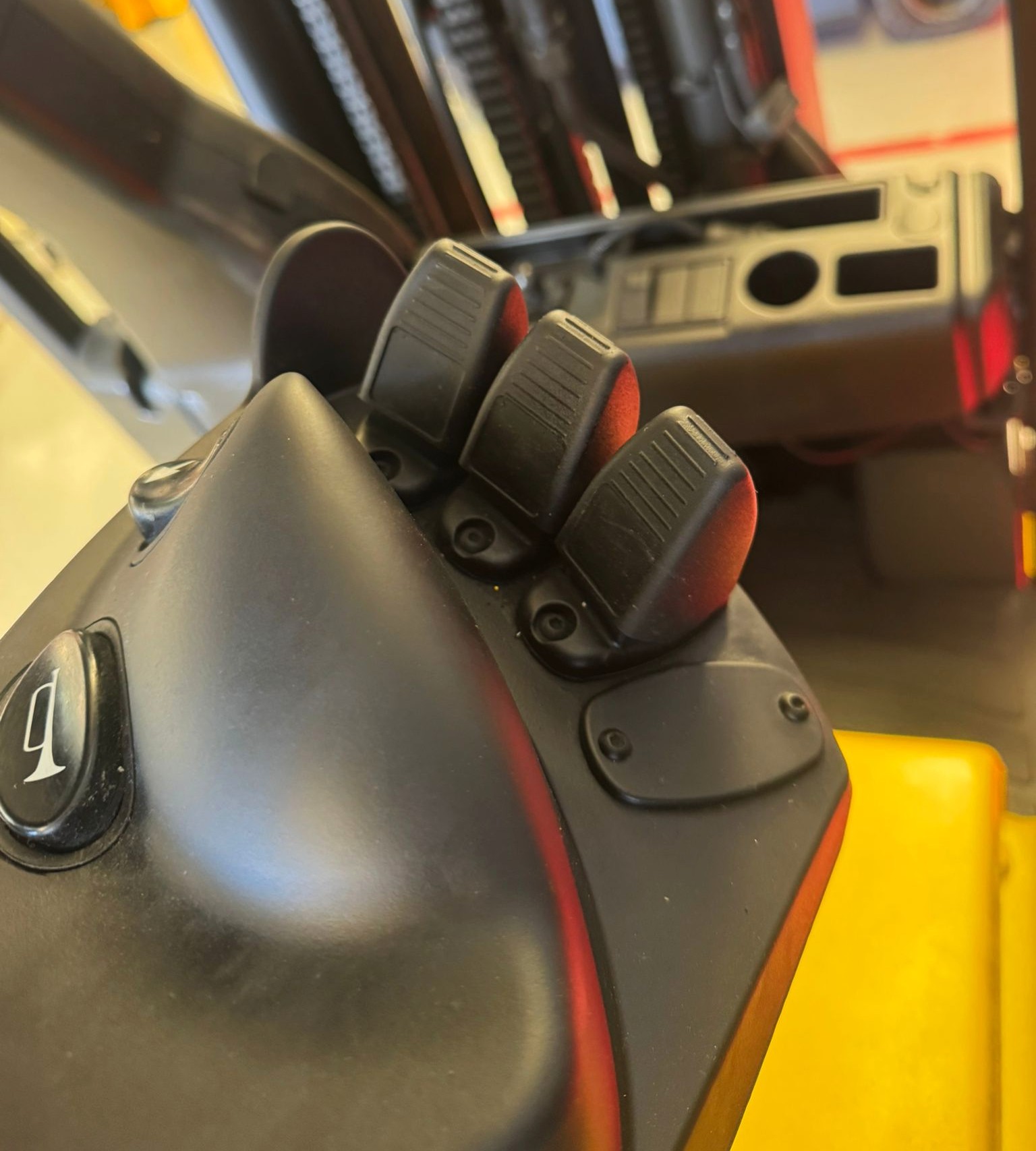 CARRETILLA ELEVADORA USADA YALE BATERÍA 92% - Imagen 8