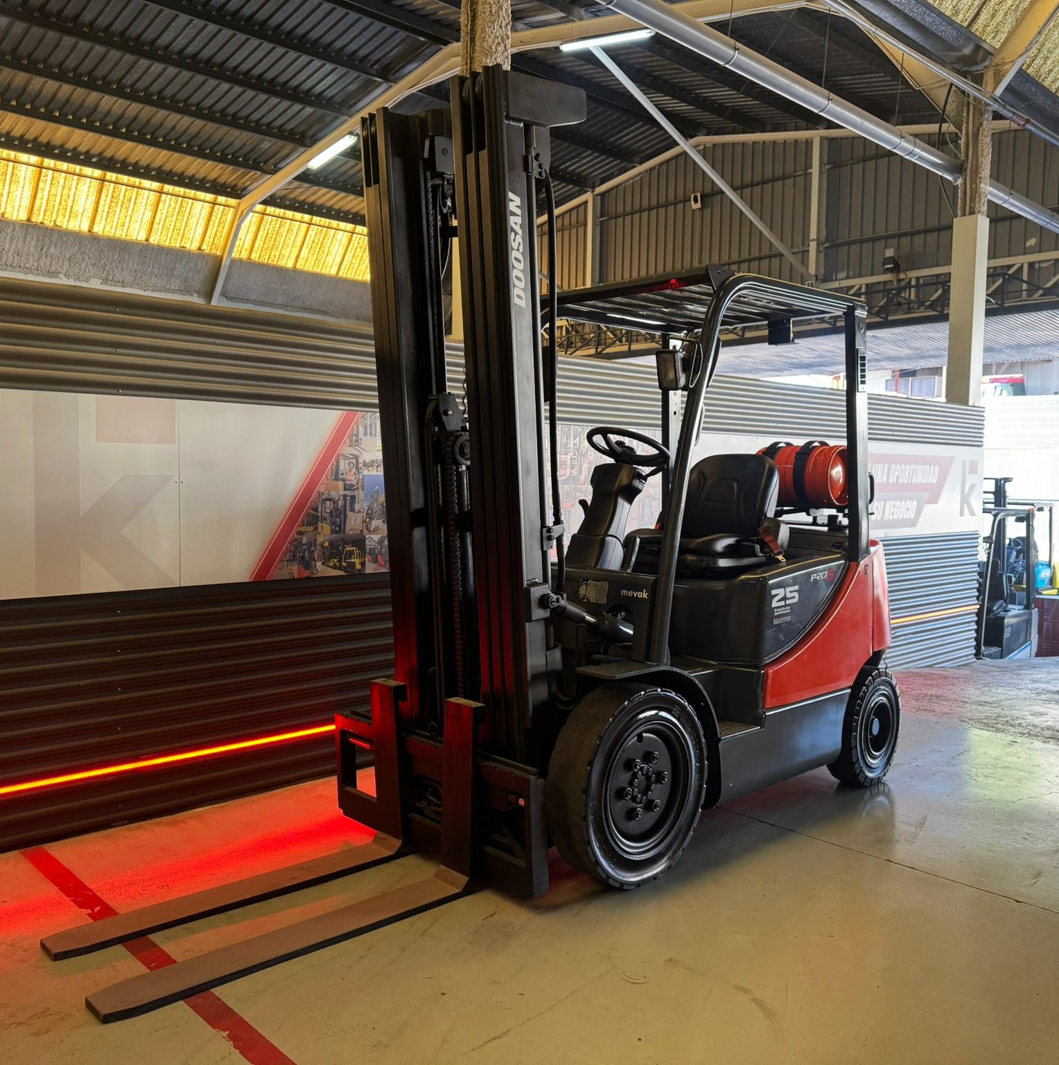 CARRETILLA ELEVADORA USADA GAS DOOSAN - Imagen 2