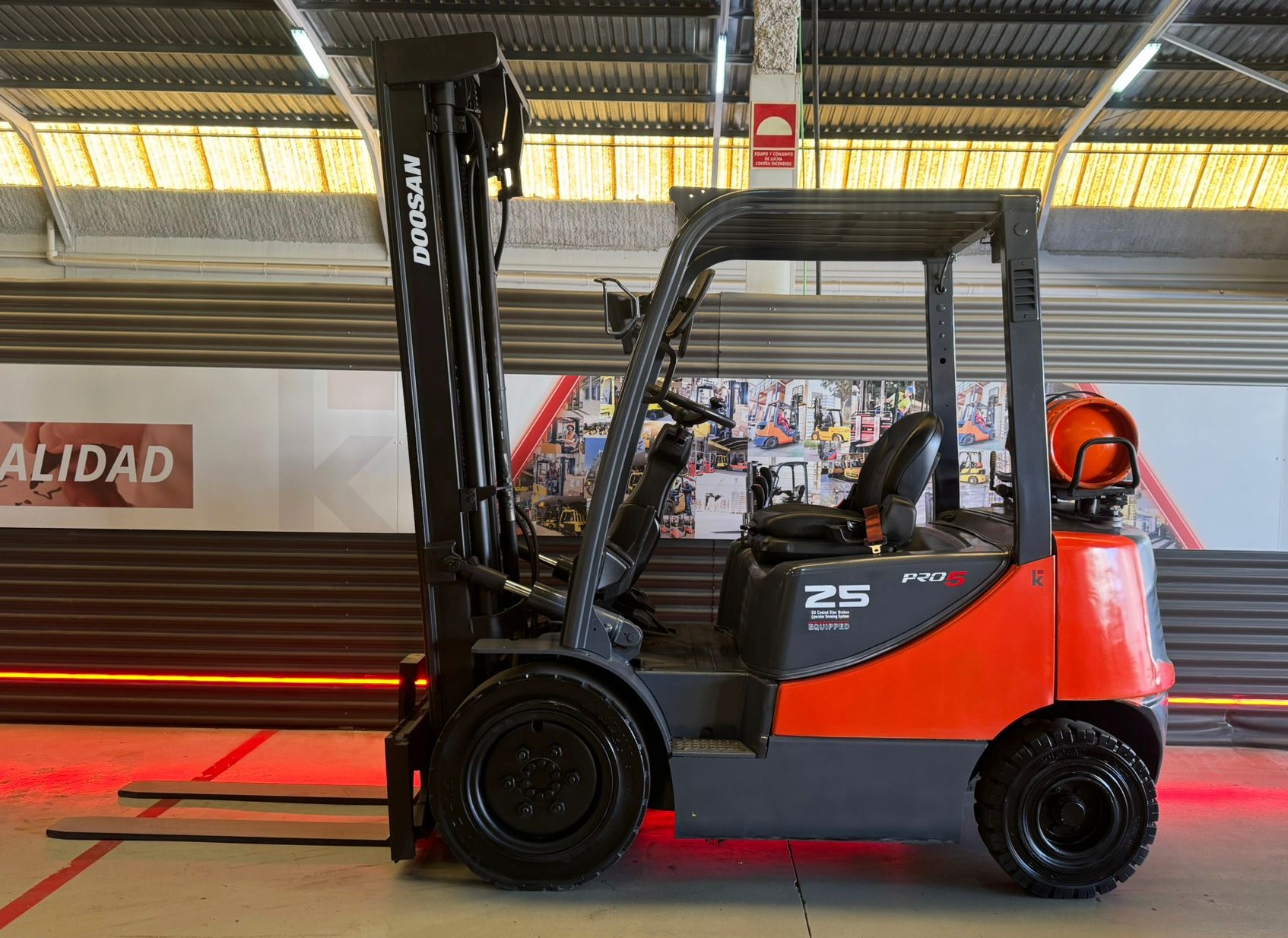 CARRETILLA ELEVADORA USADA GAS DOOSAN - Imagen 3