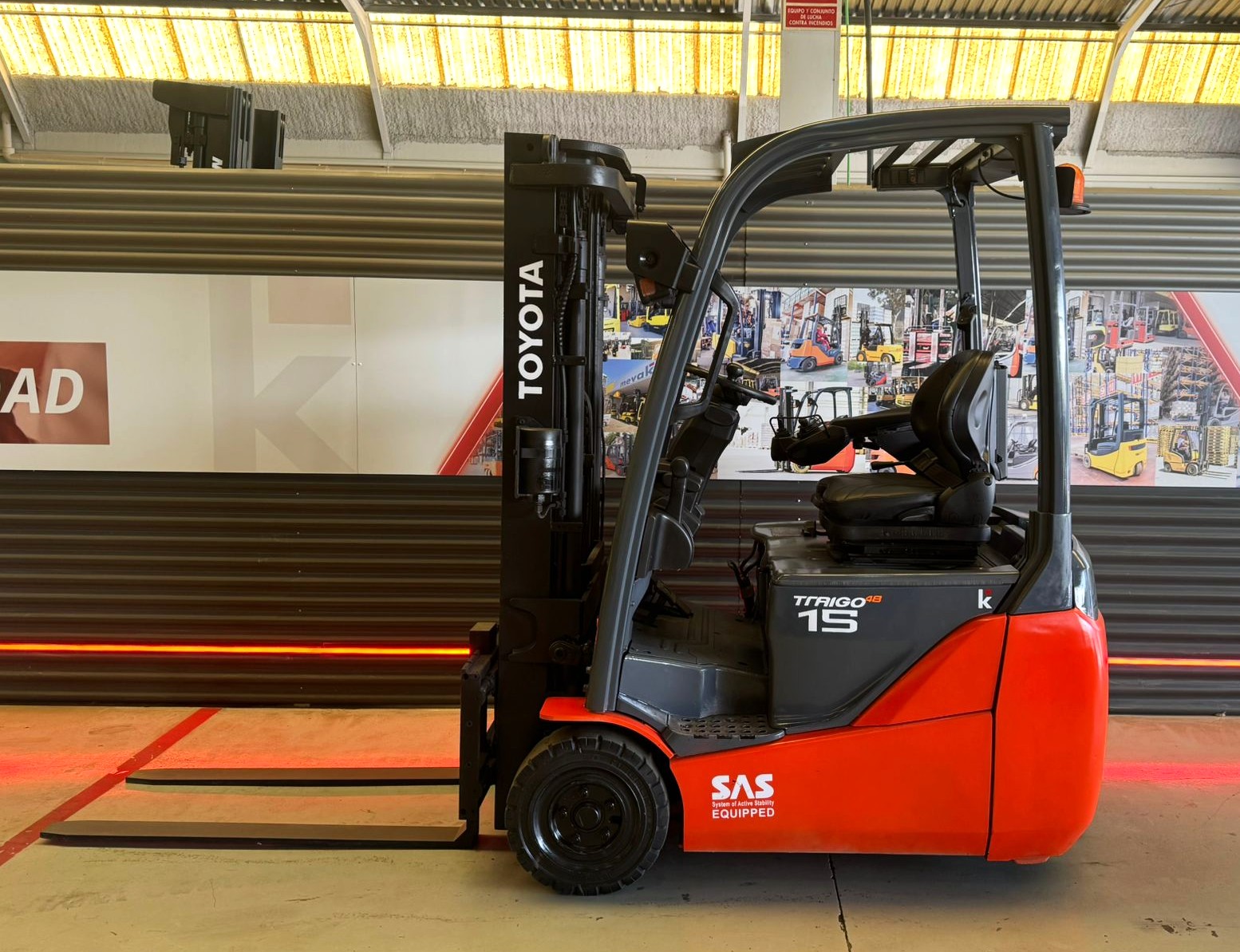 CARRETILLA ELEVADORA USADA BATERIA NUEVA TOYOTA - Imagen 3