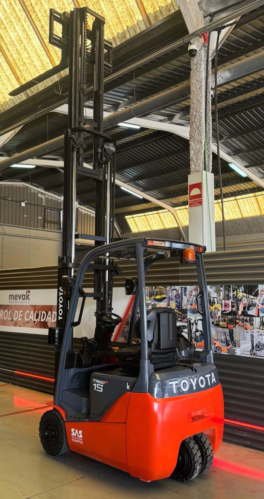 CARRETILLA ELEVADORA USADA BATERIA NUEVA TOYOTA - Imagen 6