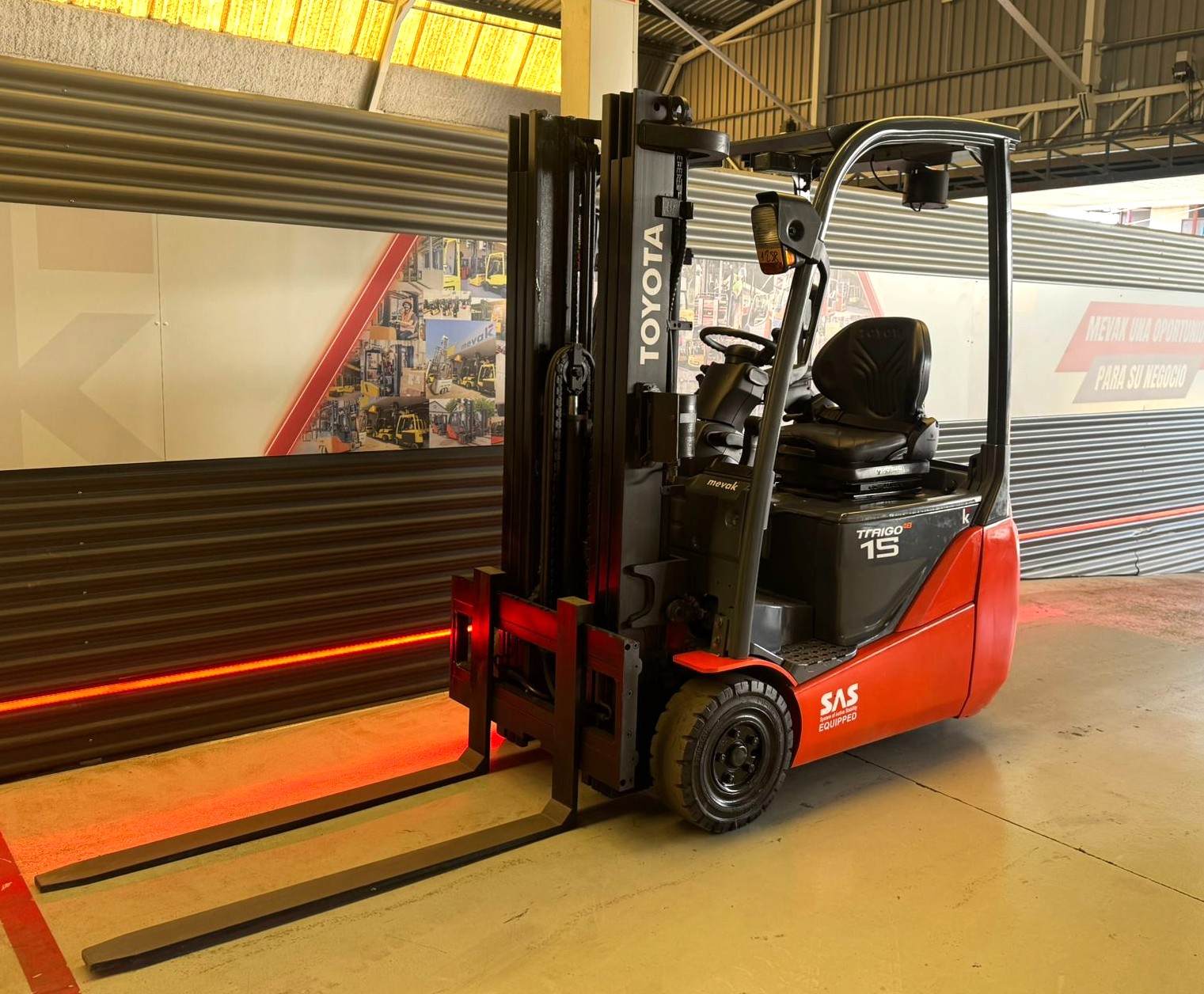 CARRETILLA ELEVADORA USADA BATERIA NUEVA TOYOTA - Imagen 2