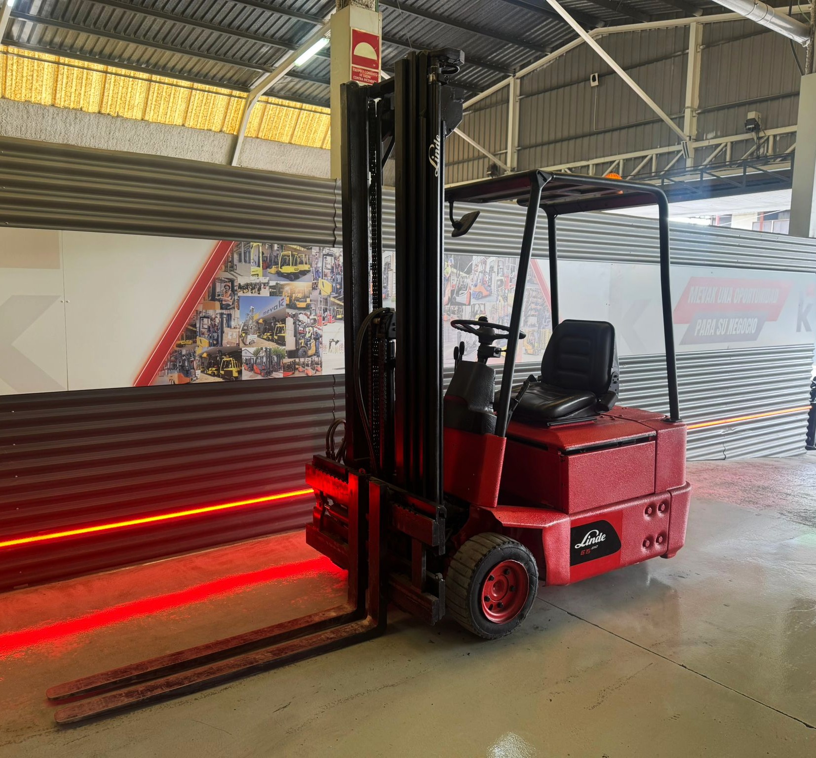 CARRETILLA ELEVADORA LINDE BATERIA NUEVA - Imagen 3