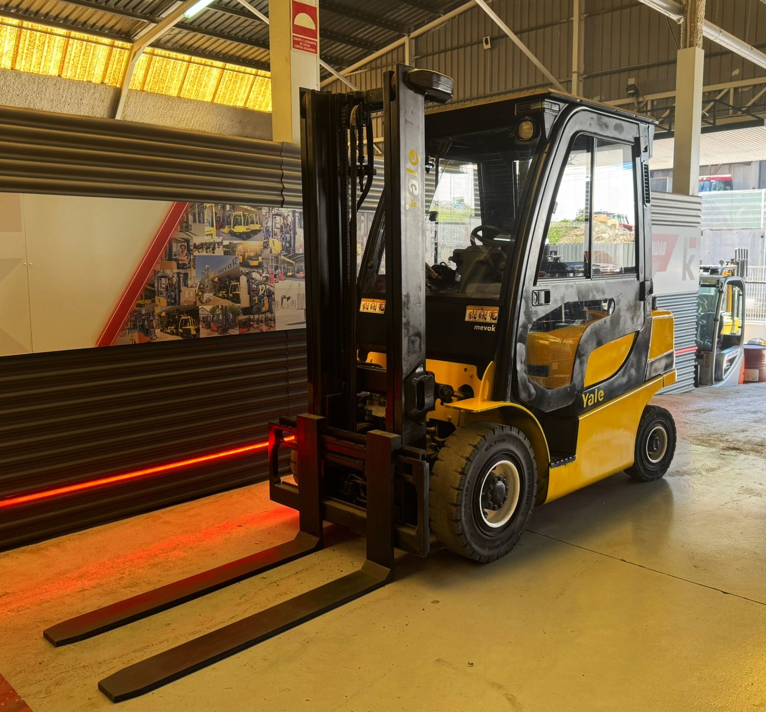 CARRETILLA ELEVADORA SEGUNDA MANO YALE GAS - Imagen 3