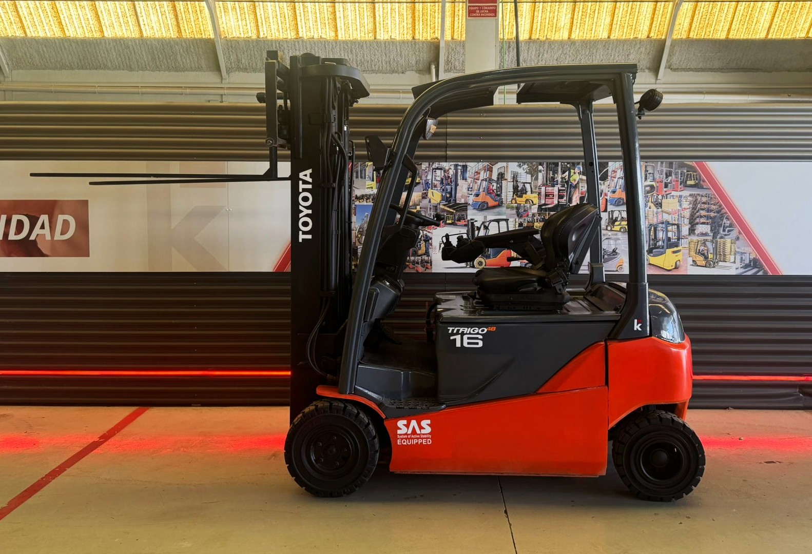 CARRETILLA ELEVADORA TOYOTA USADA BATERIA 90% VERIFICADA POR LEVATIO - Imagen 2