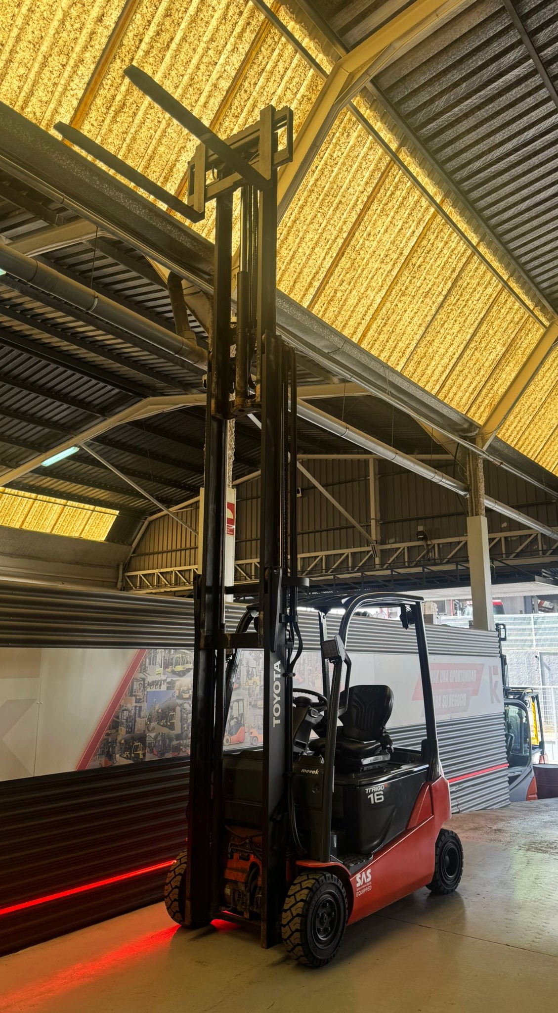 CARRETILLA ELEVADORA TOYOTA USADA BATERIA 90% VERIFICADA POR LEVATIO - Imagen 5