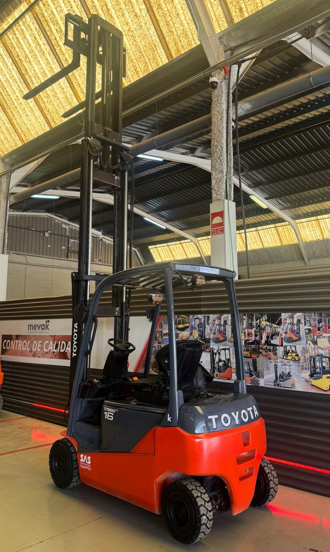 CARRETILLA ELEVADORA TOYOTA USADA BATERIA 90% VERIFICADA POR LEVATIO - Imagen 6