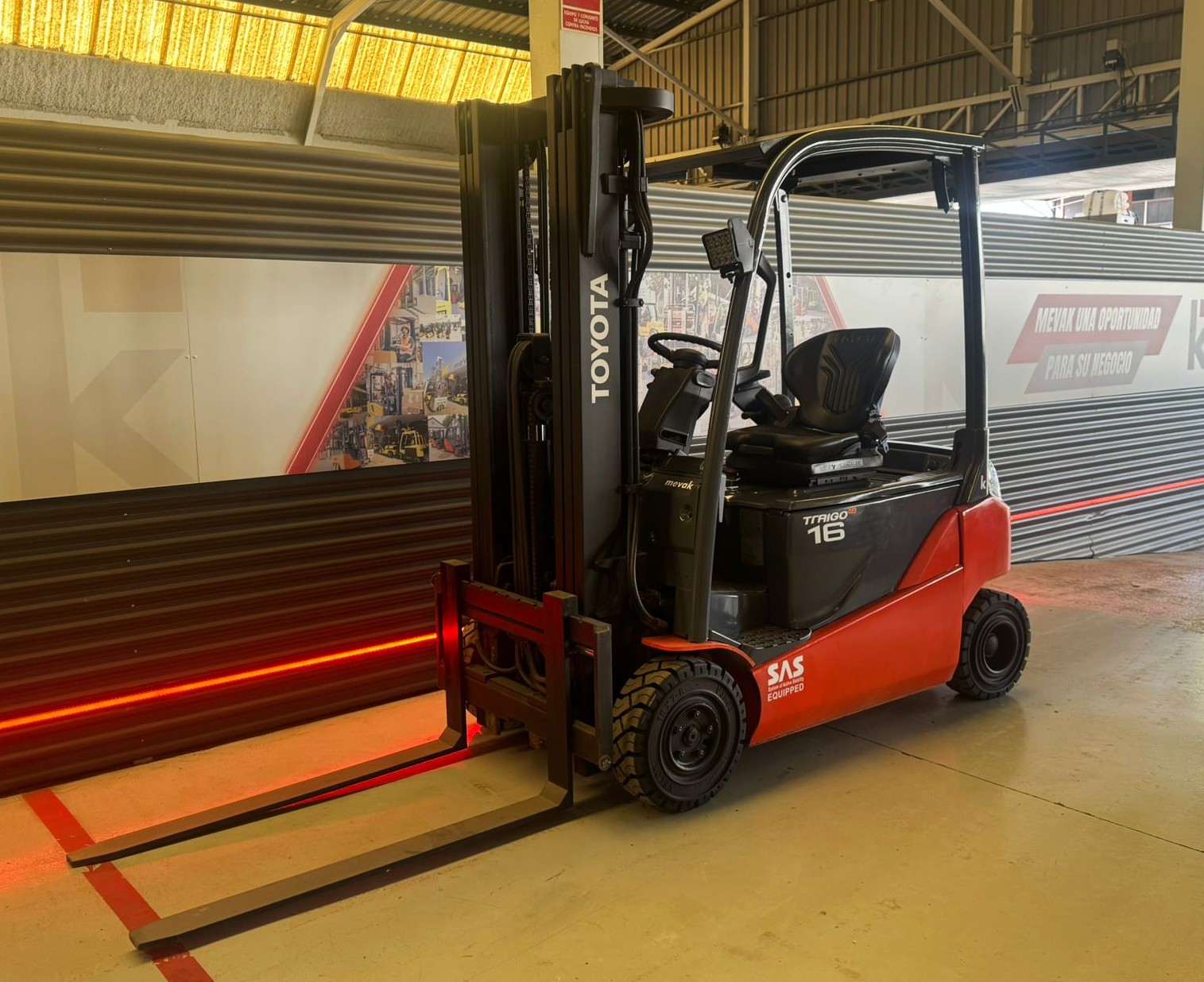 CARRETILLA ELEVADORA TOYOTA USADA BATERIA 90% VERIFICADA POR LEVATIO - Imagen 4