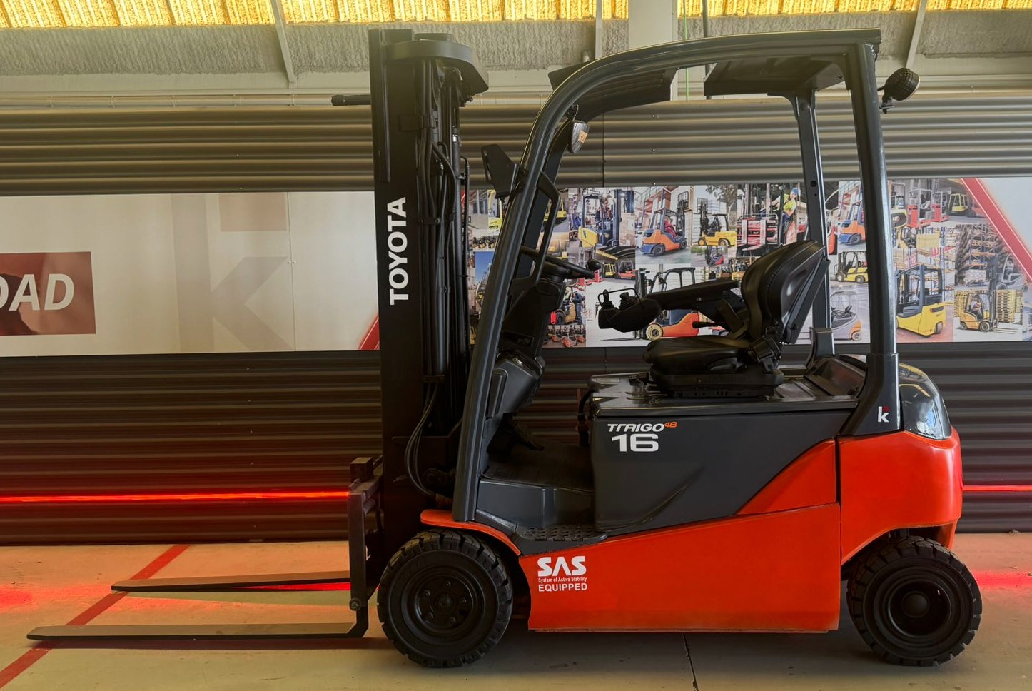 CARRETILLA ELEVADORA TOYOTA USADA BATERIA 90% VERIFICADA POR LEVATIO - Imagen 3