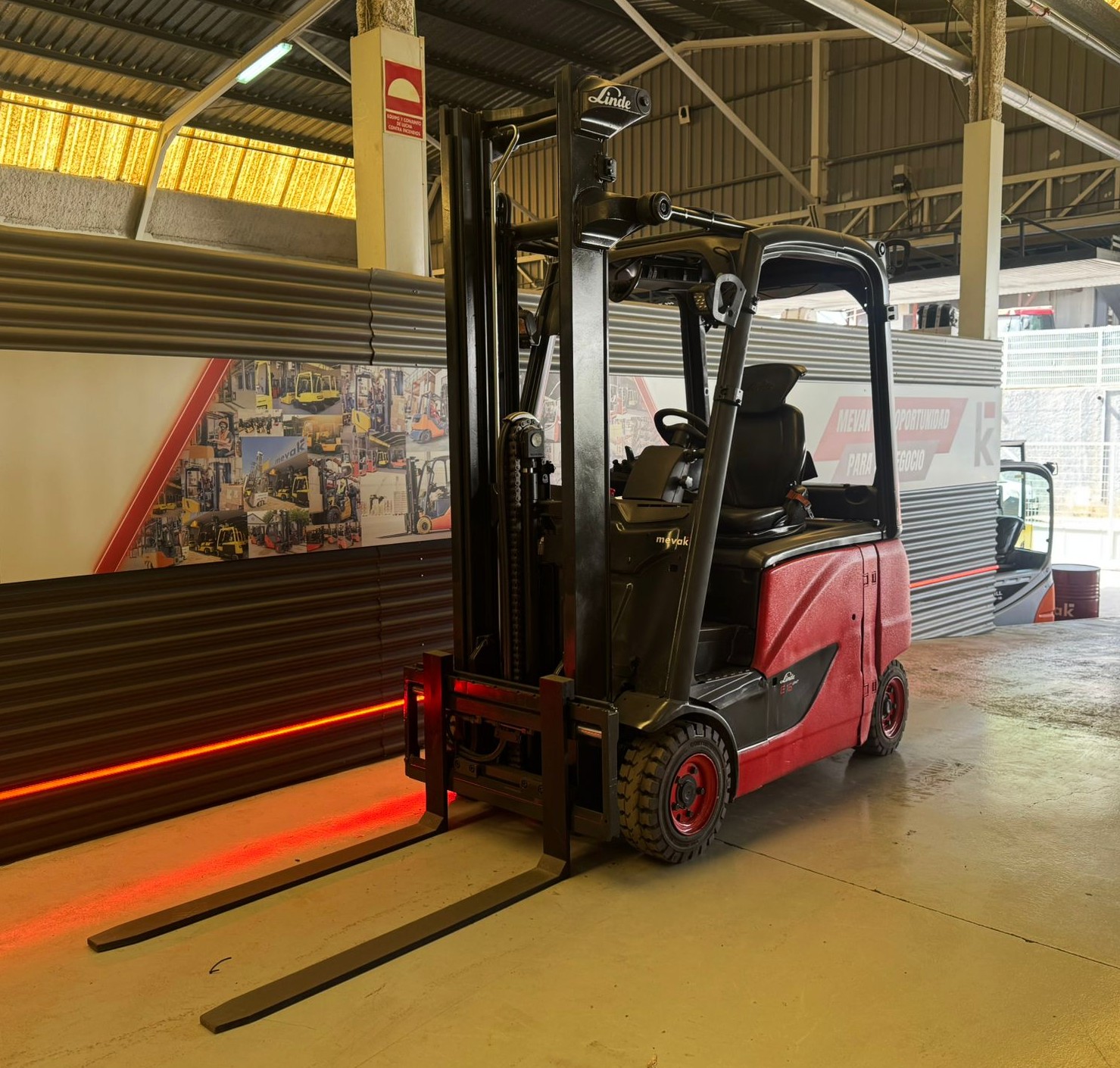 CARRETILLA ELEVADORA USADA LINDE BATERIA NUEVA - Imagen 2