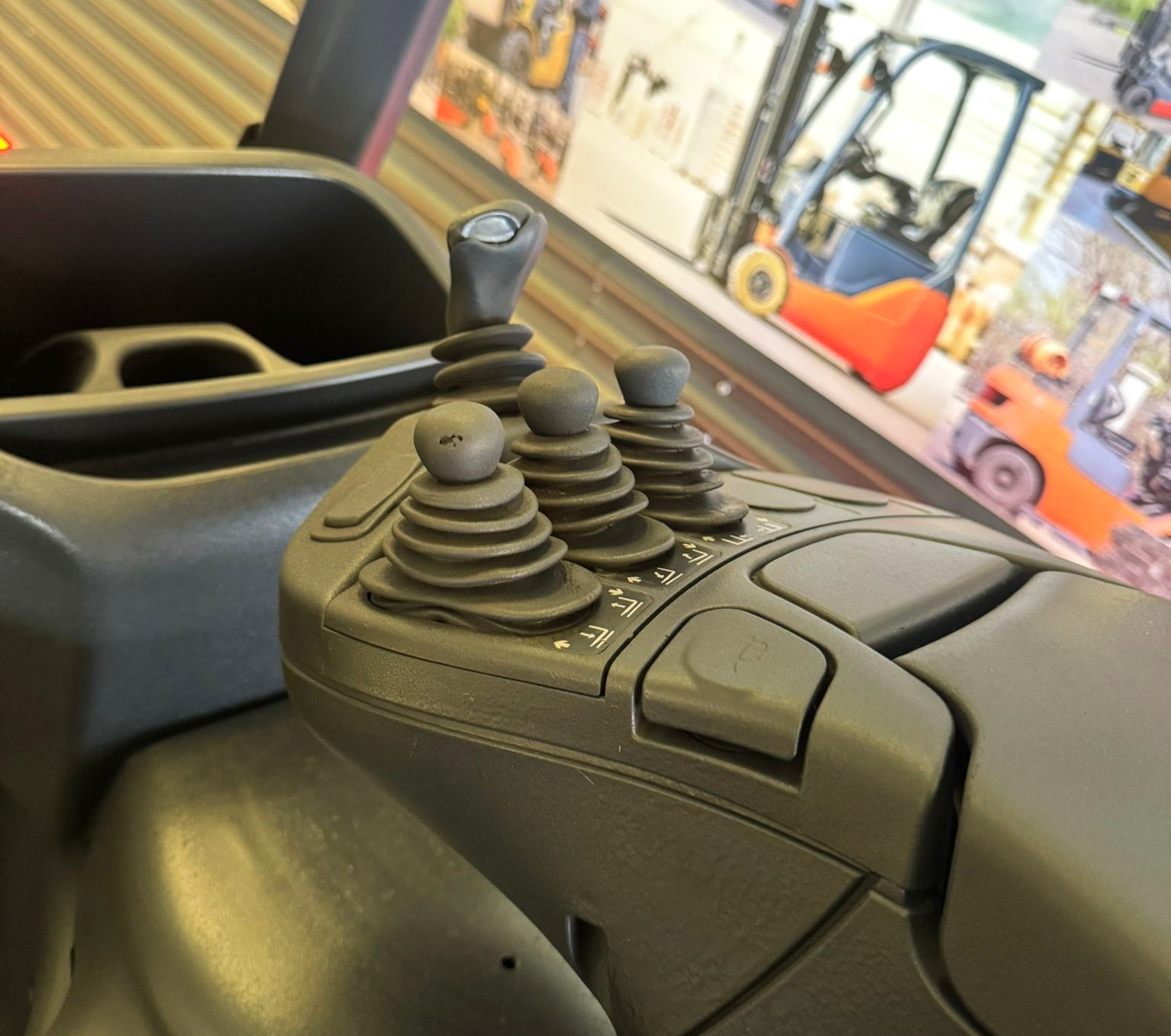 CARRETILLA ELEVADORA USADA LINDE BATERIA NUEVA - Imagen 9