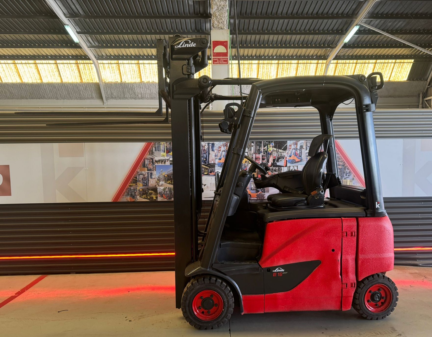 CARRETILLA ELEVADORA USADA LINDE BATERIA NUEVA - Imagen 4