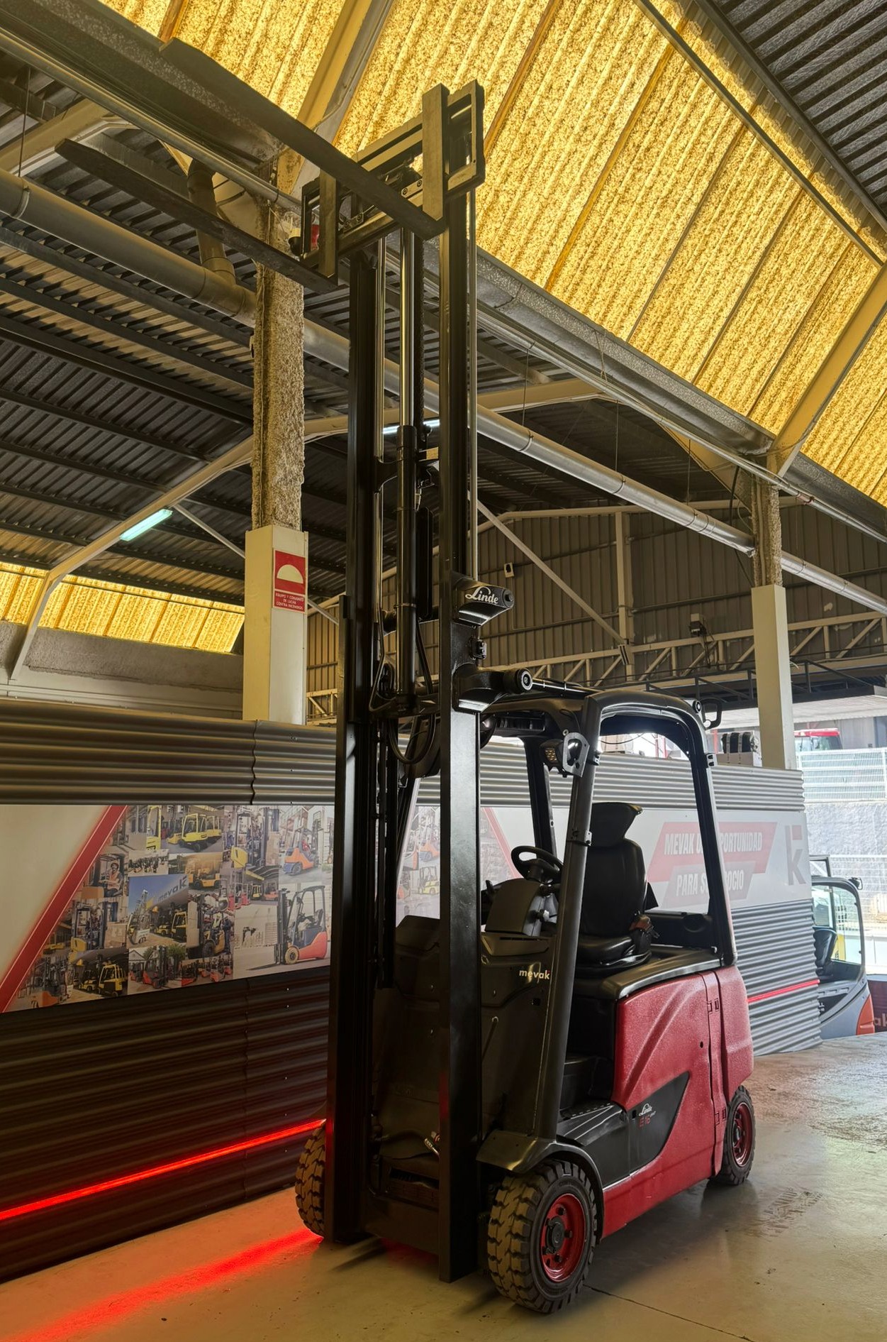 CARRETILLA ELEVADORA USADA LINDE BATERIA NUEVA - Imagen 6